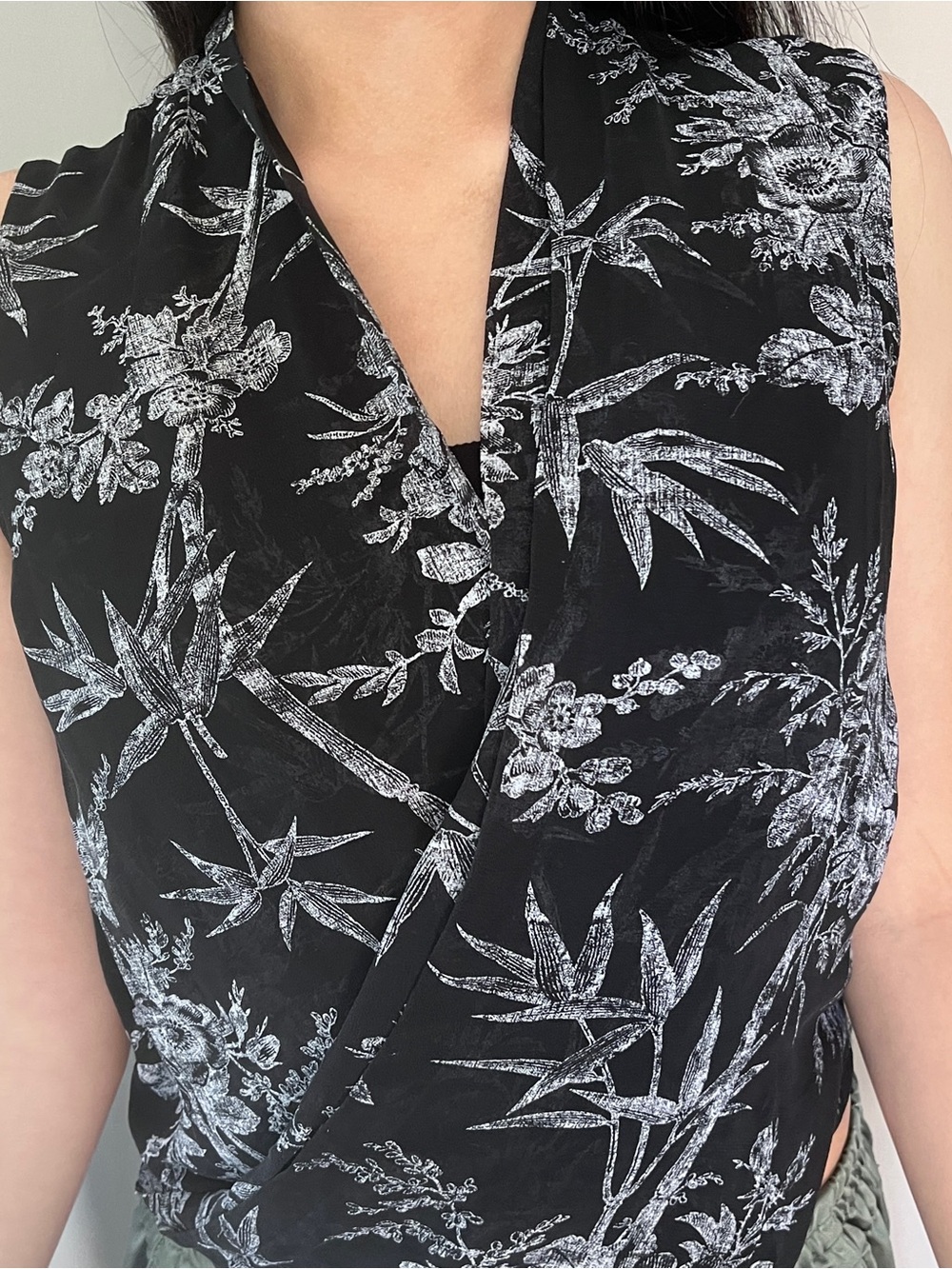 Aritzia Babaton 100% Silk Sleeveless Wrap Top Black Botanical Print Size M - Picture 7 of 8